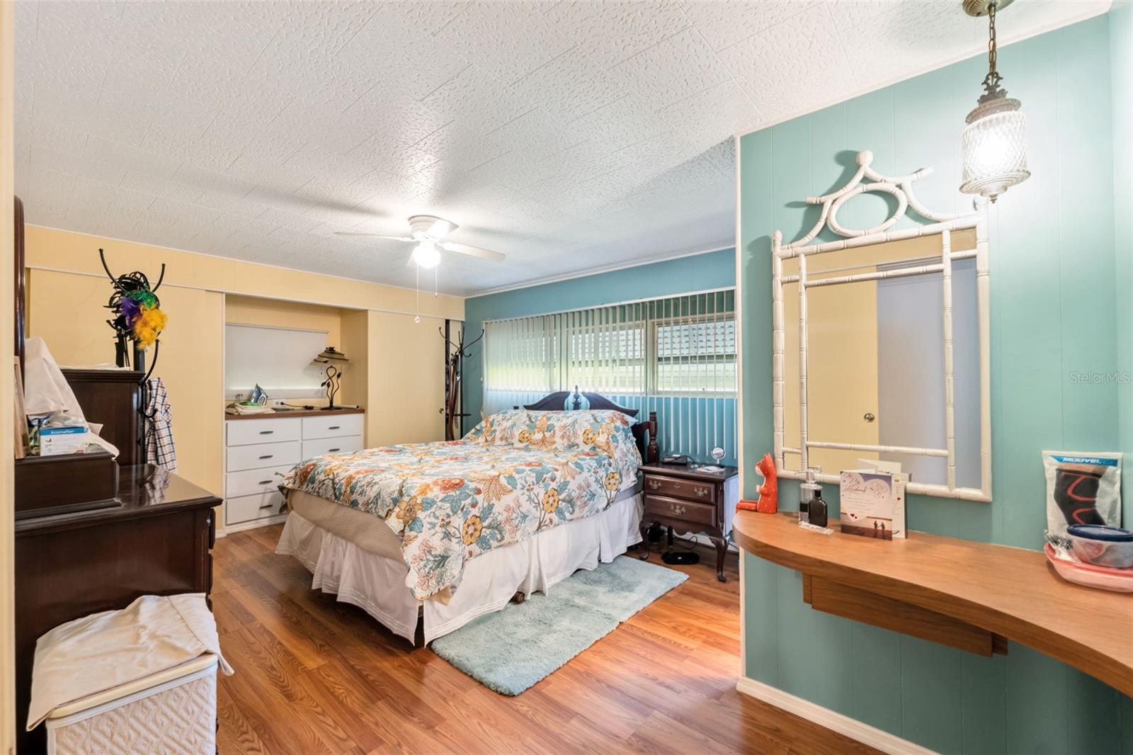 Listing photo id 14 for 3301 Alt 19  700