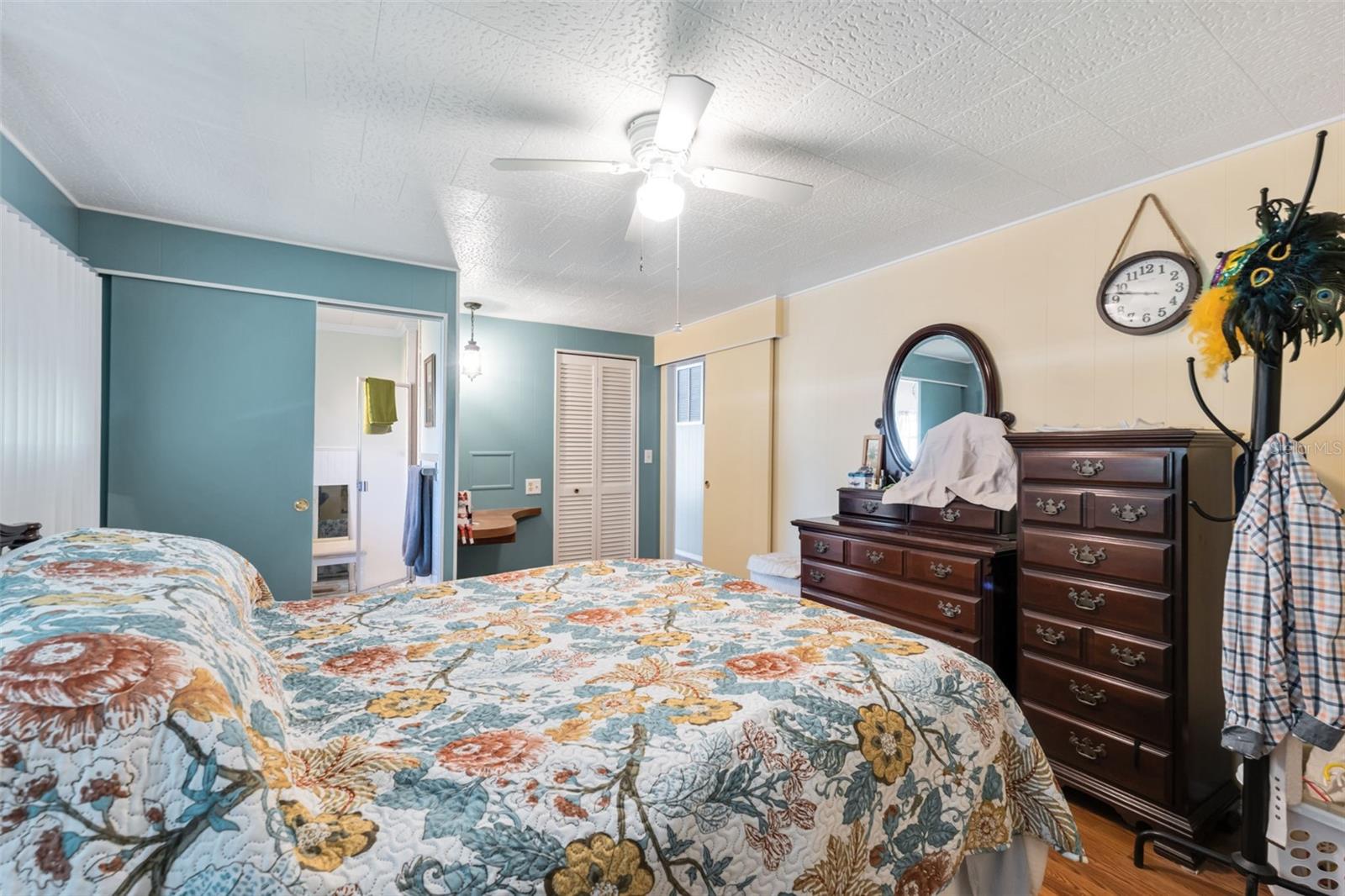 Listing photo id 15 for 3301 Alt 19  700