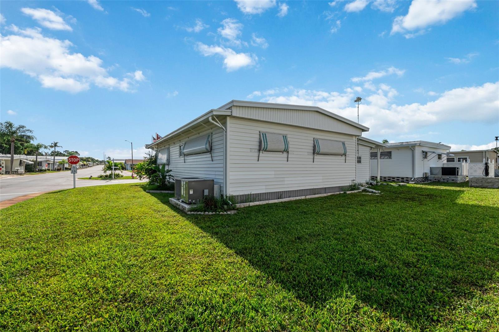 Listing photo id 21 for 3301 Alt 19  700