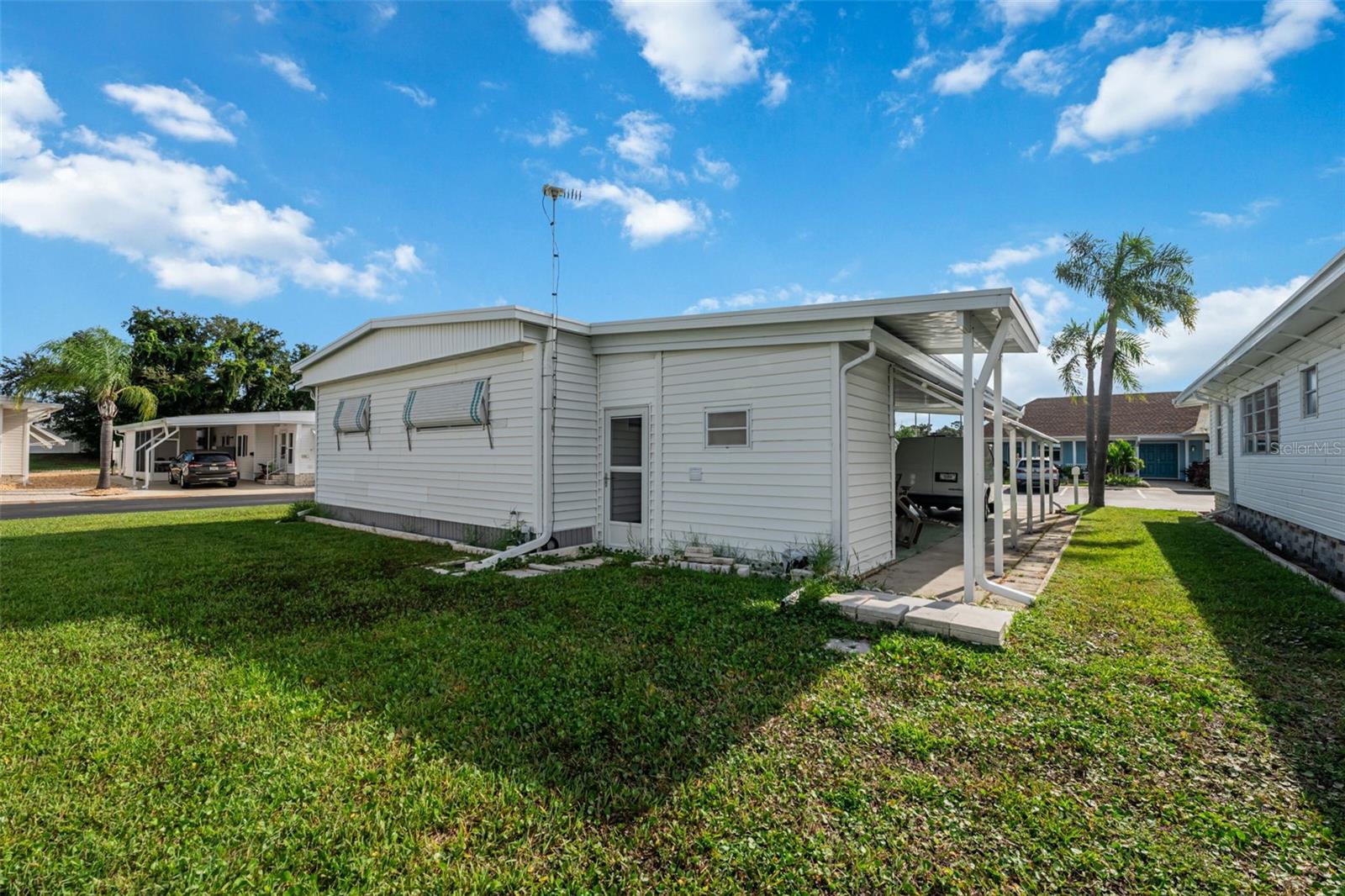 Listing photo id 22 for 3301 Alt 19  700