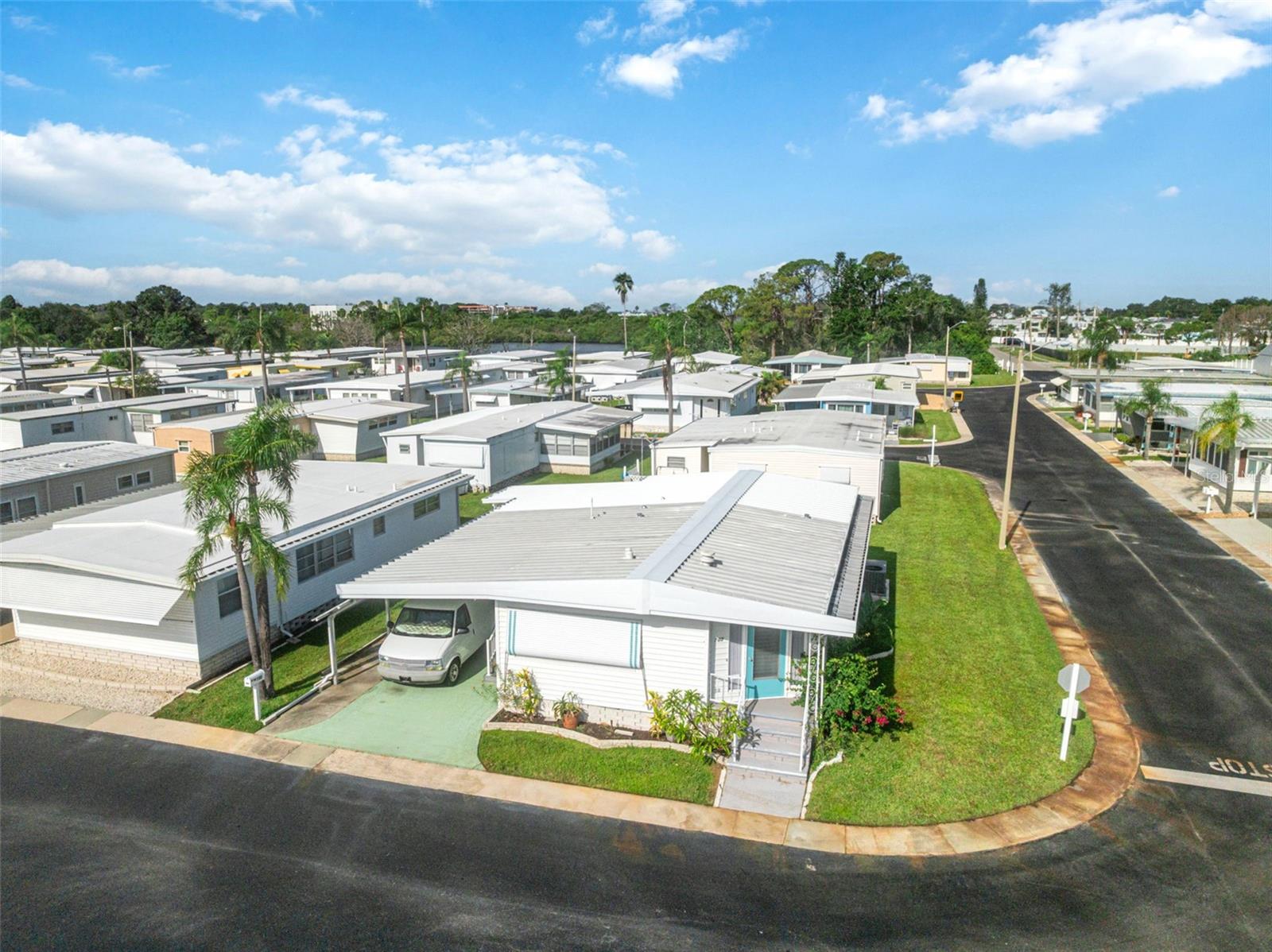 Listing photo id 23 for 3301 Alt 19  700