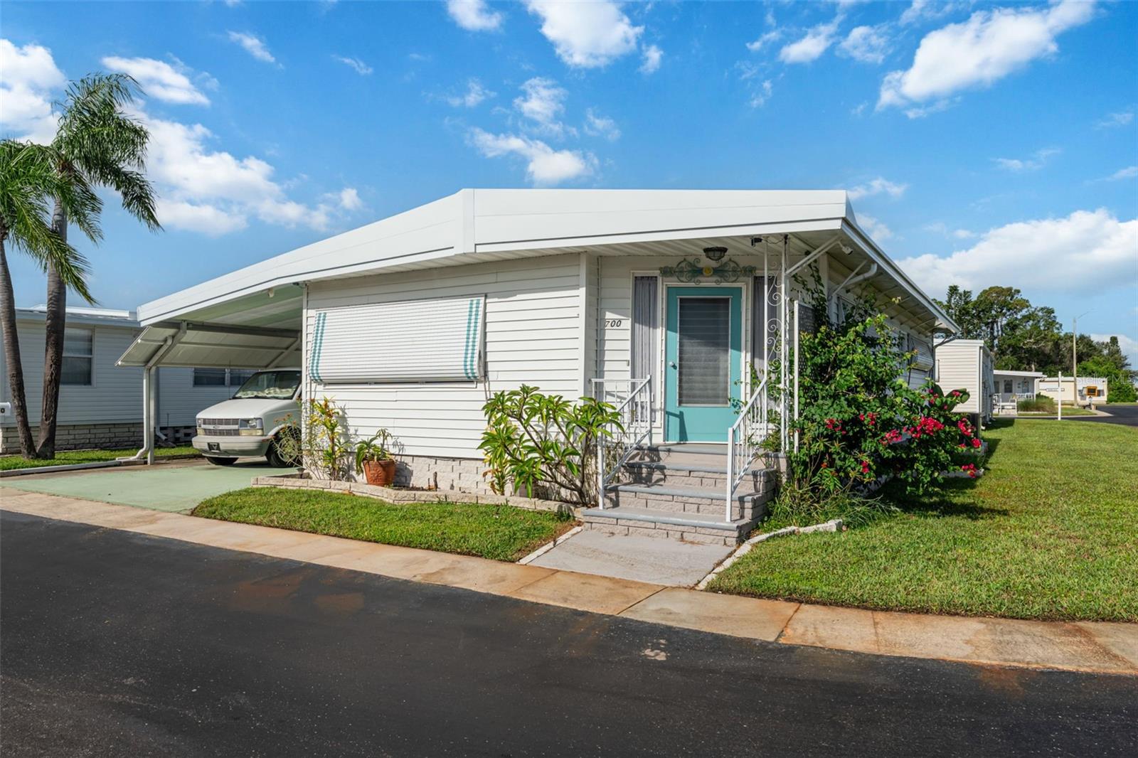 Listing photo id 1 for 3301 Alt 19  700