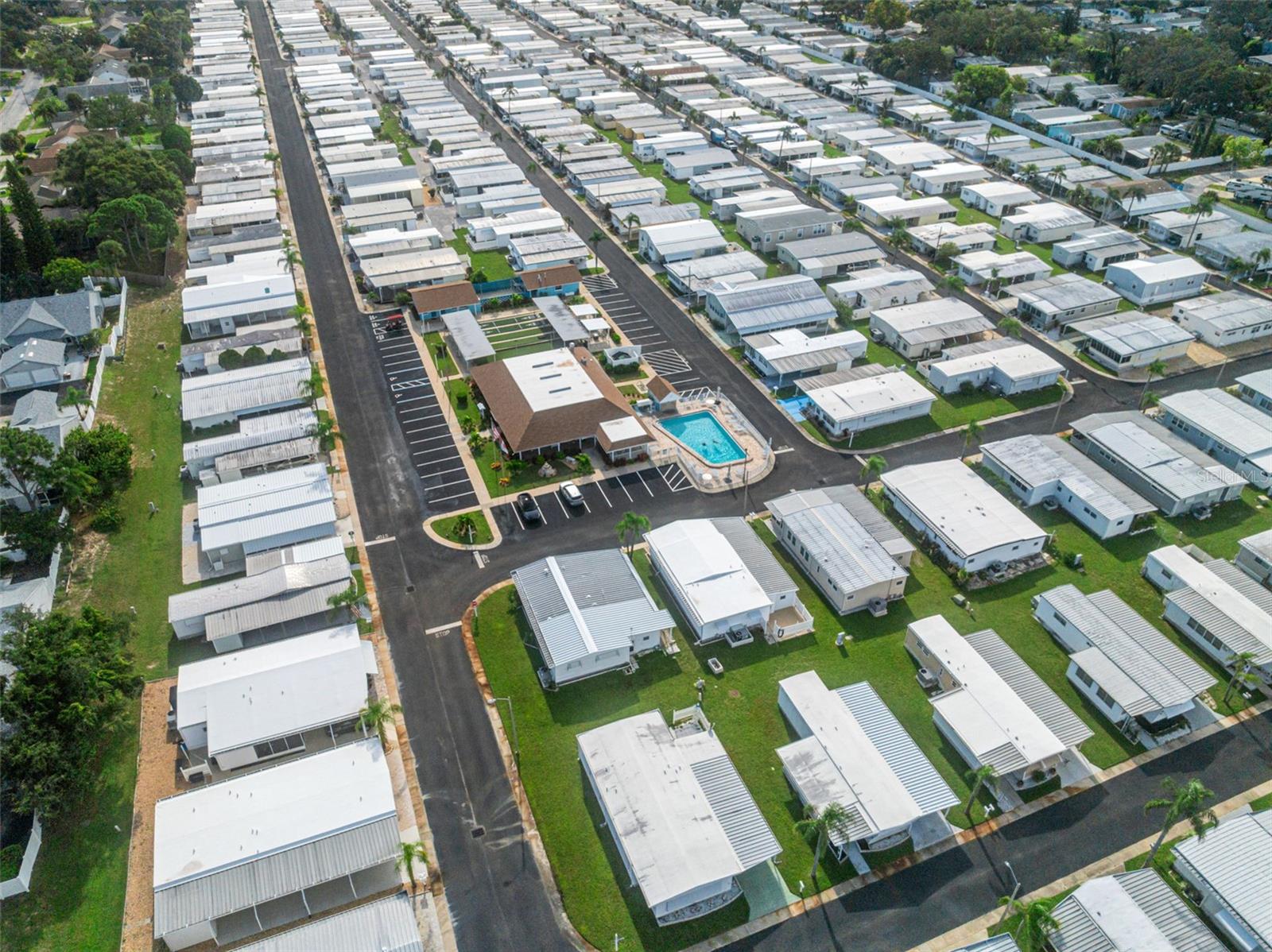 Listing photo id 31 for 3301 Alt 19  700