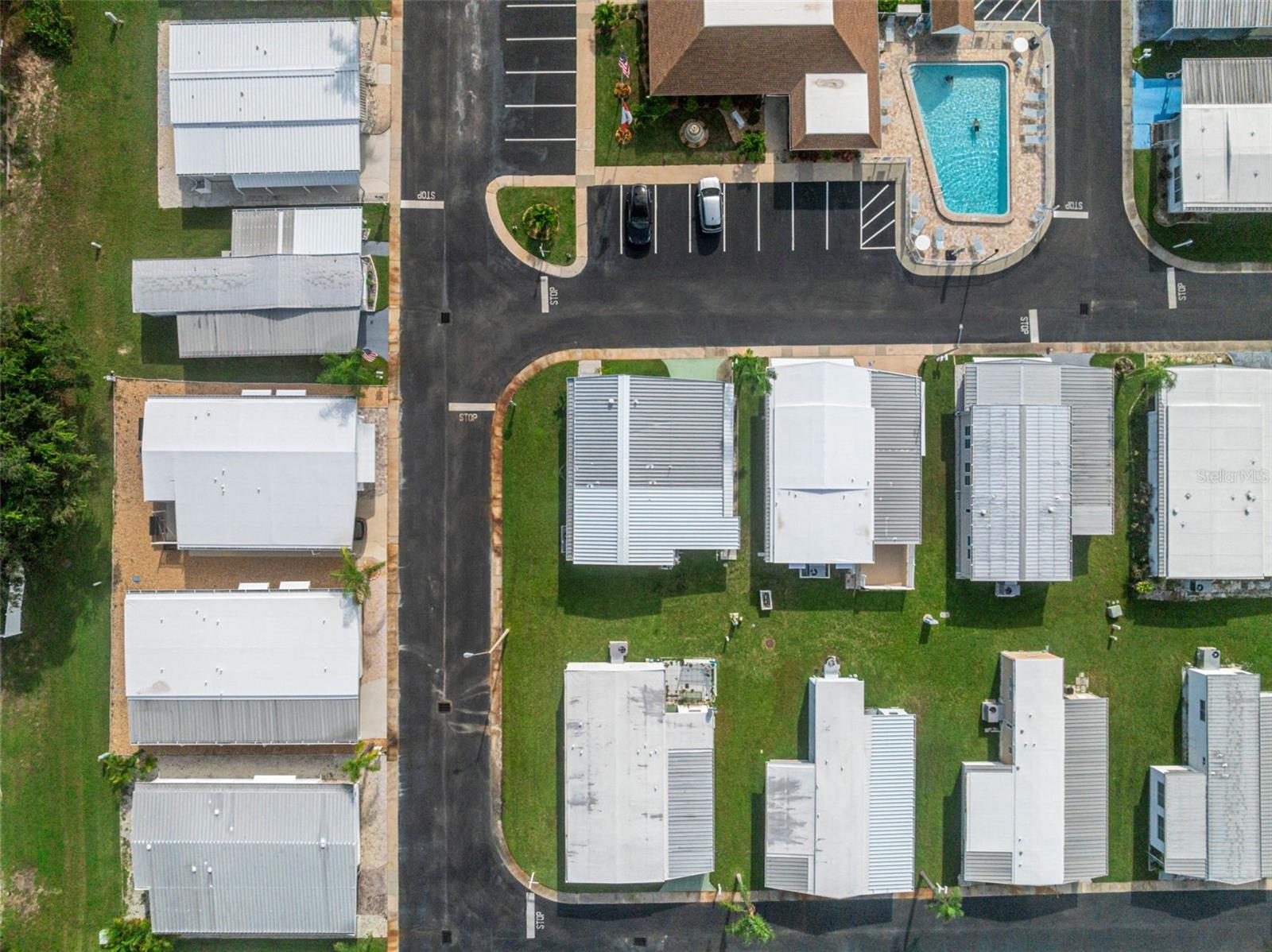 Listing photo id 33 for 3301 Alt 19  700