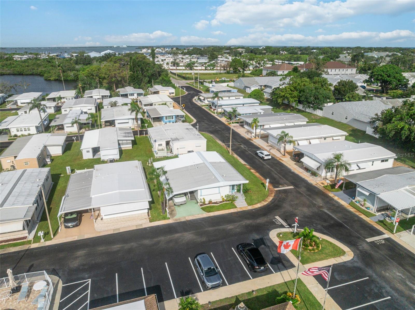 Listing photo id 34 for 3301 Alt 19  700