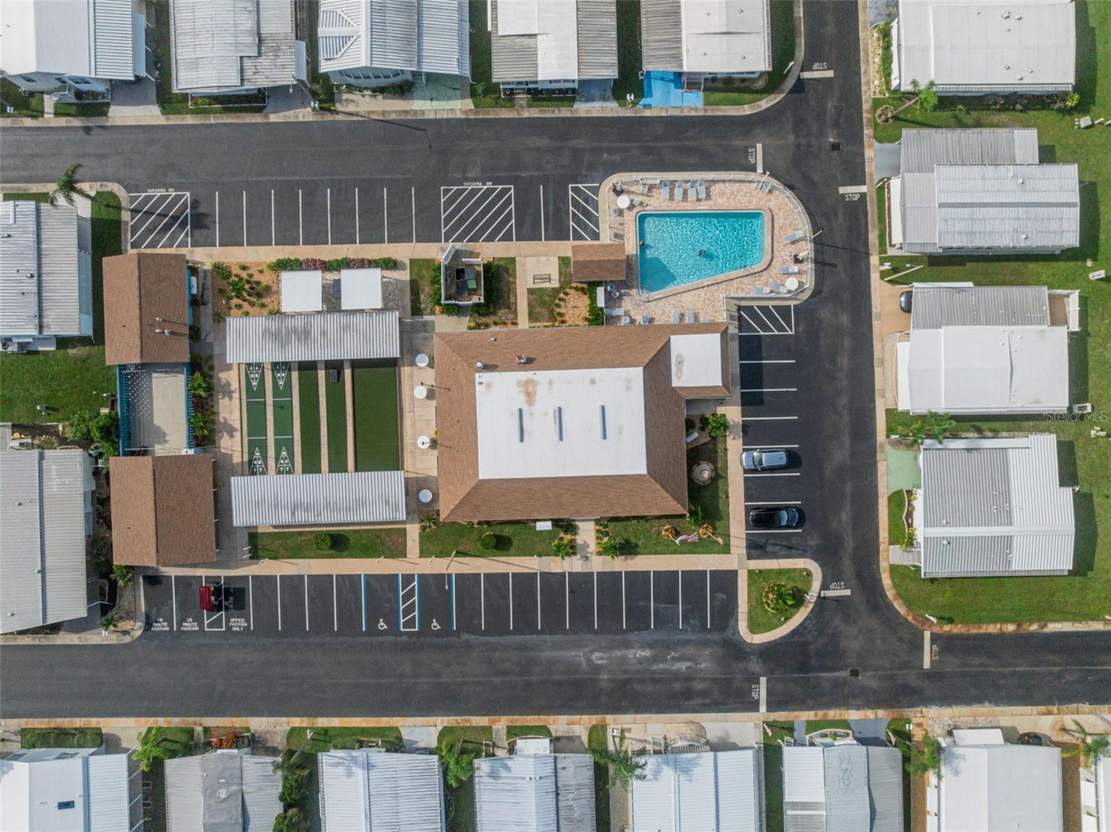 Listing photo id 36 for 3301 Alt 19  700