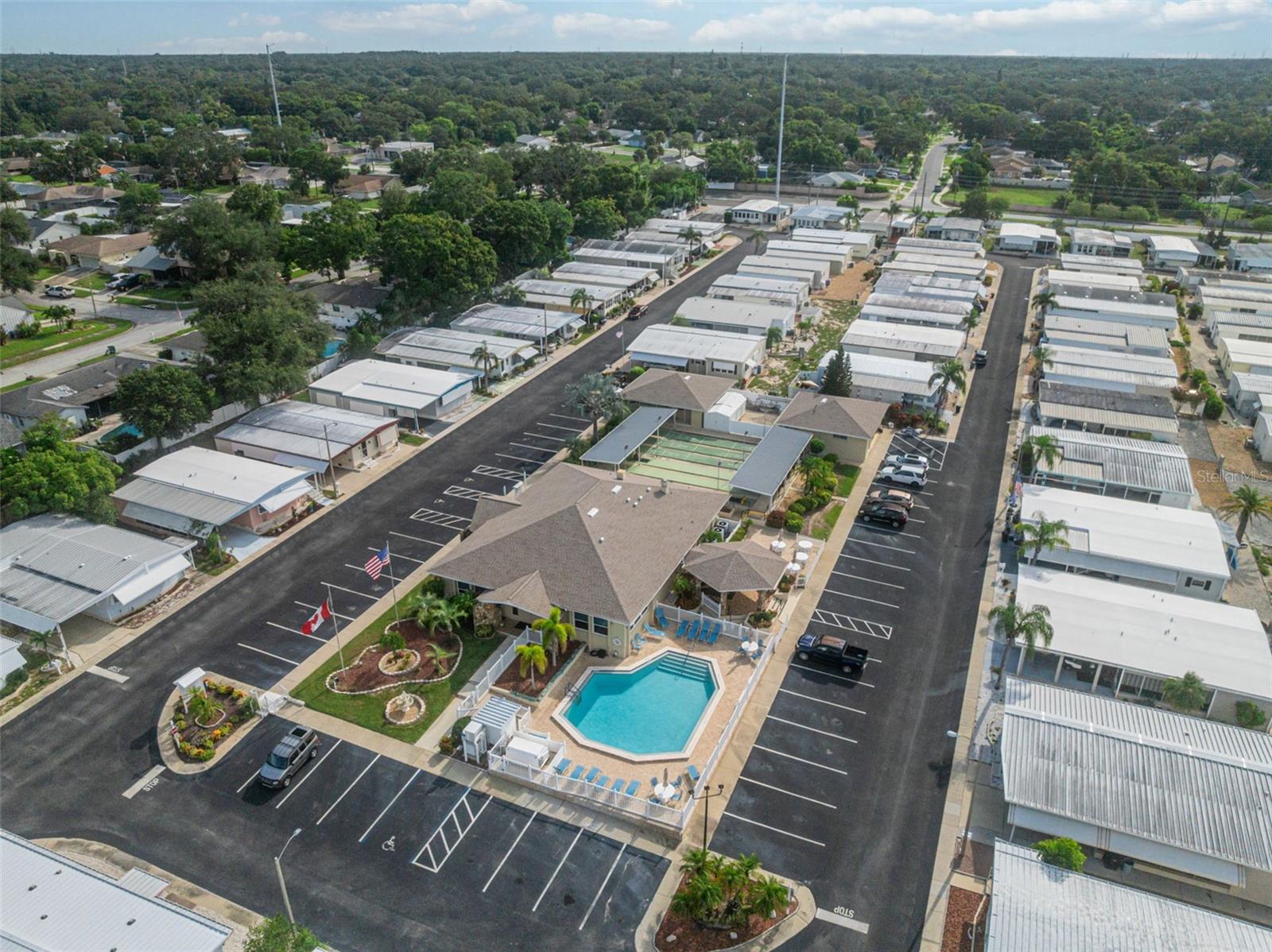 Listing photo id 37 for 3301 Alt 19  700