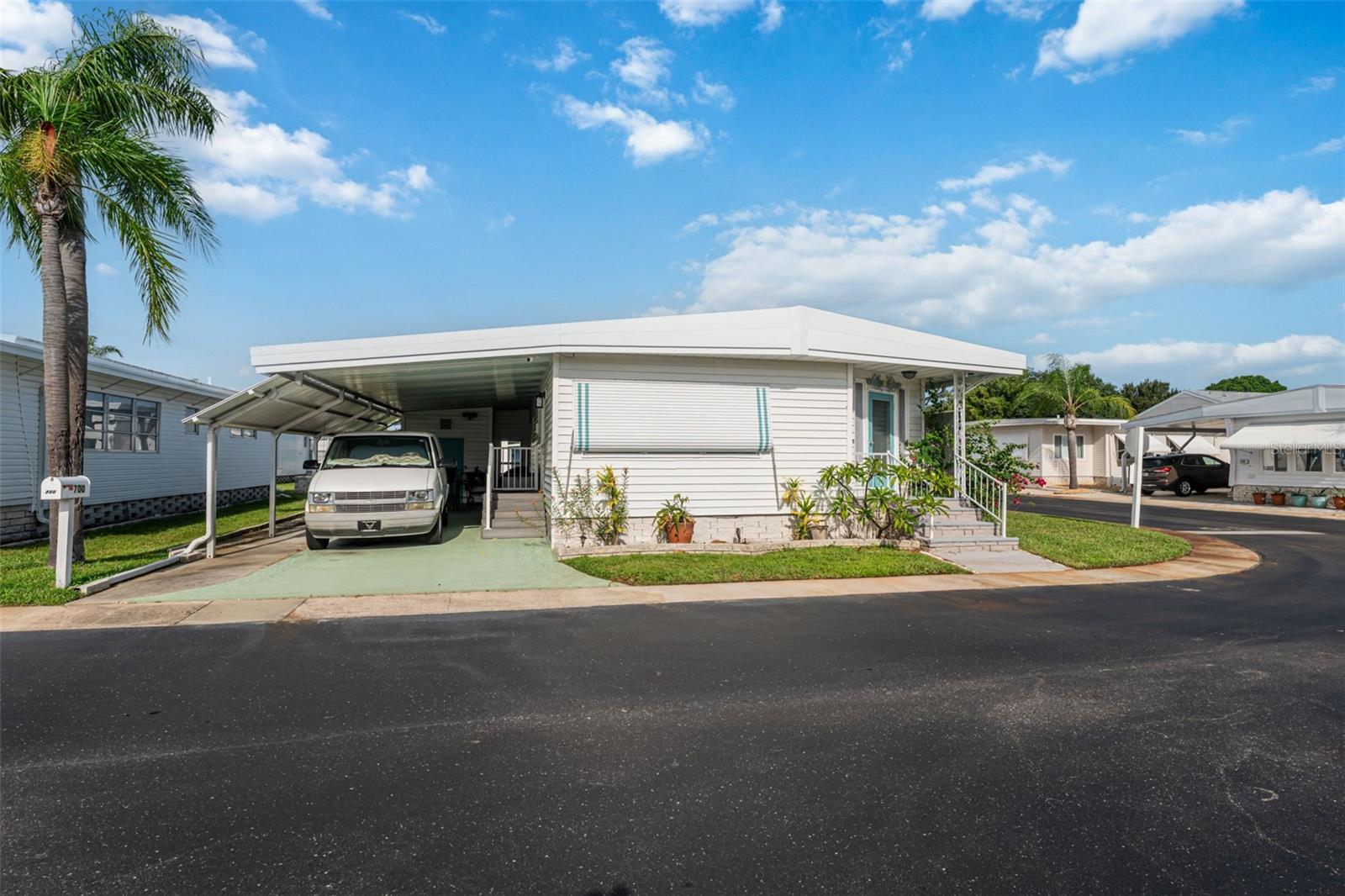 Listing photo id 2 for 3301 Alt 19  700