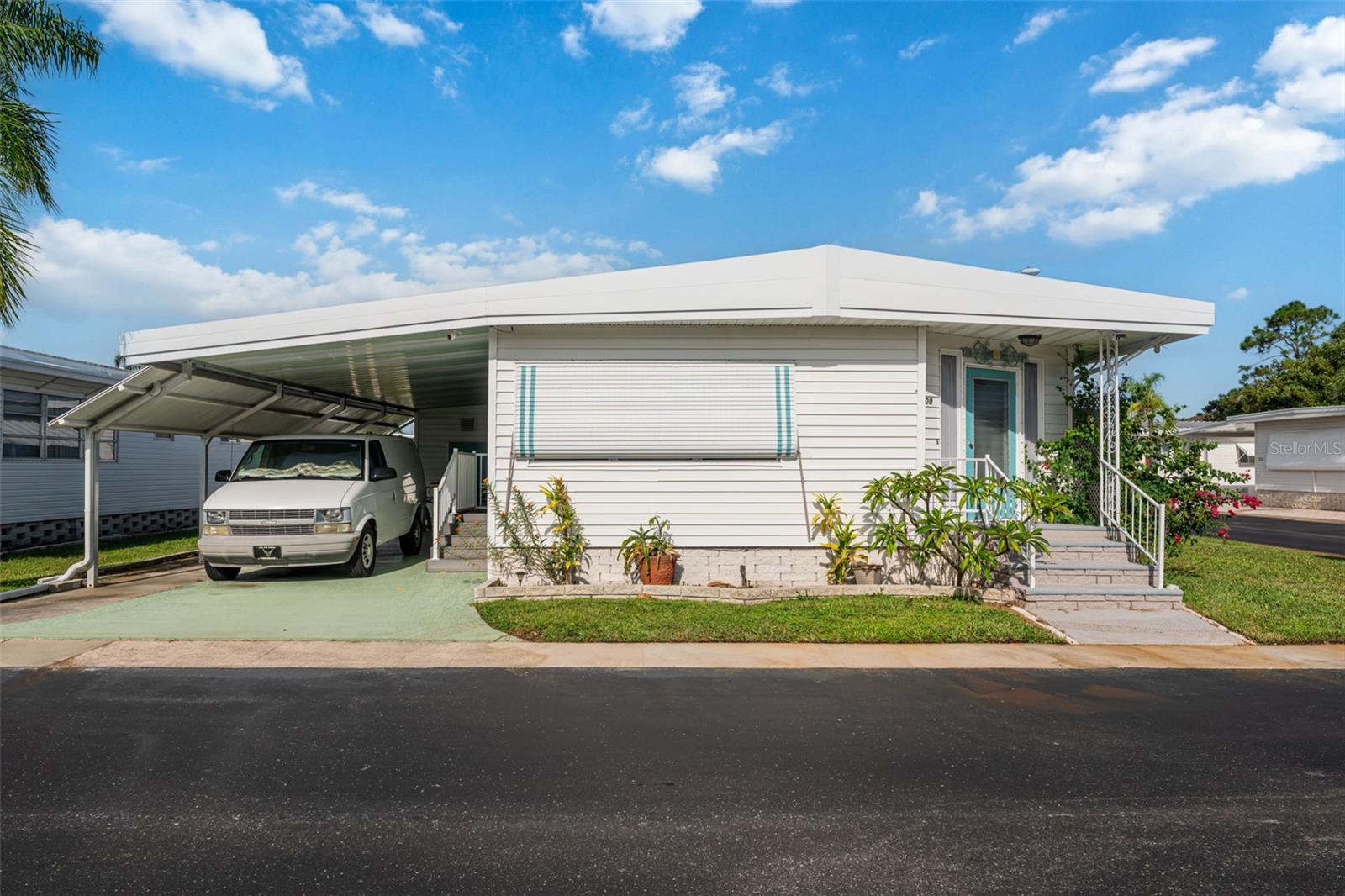 Listing photo id 3 for 3301 Alt 19  700