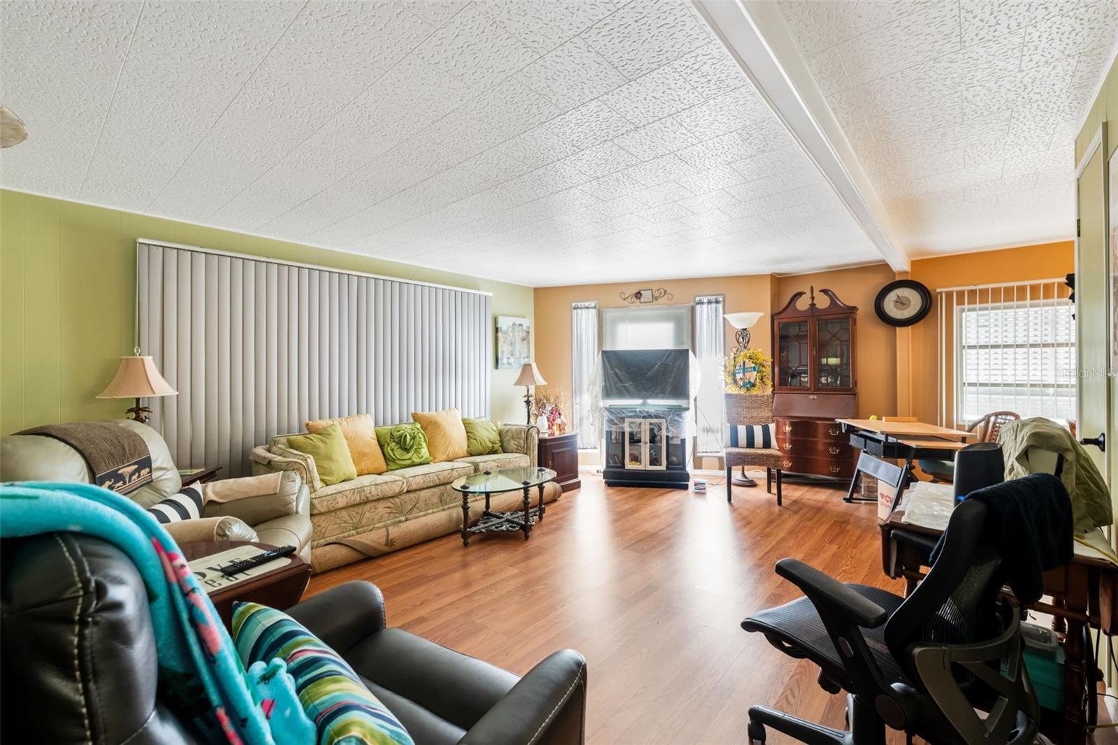 Listing photo id 5 for 3301 Alt 19  700