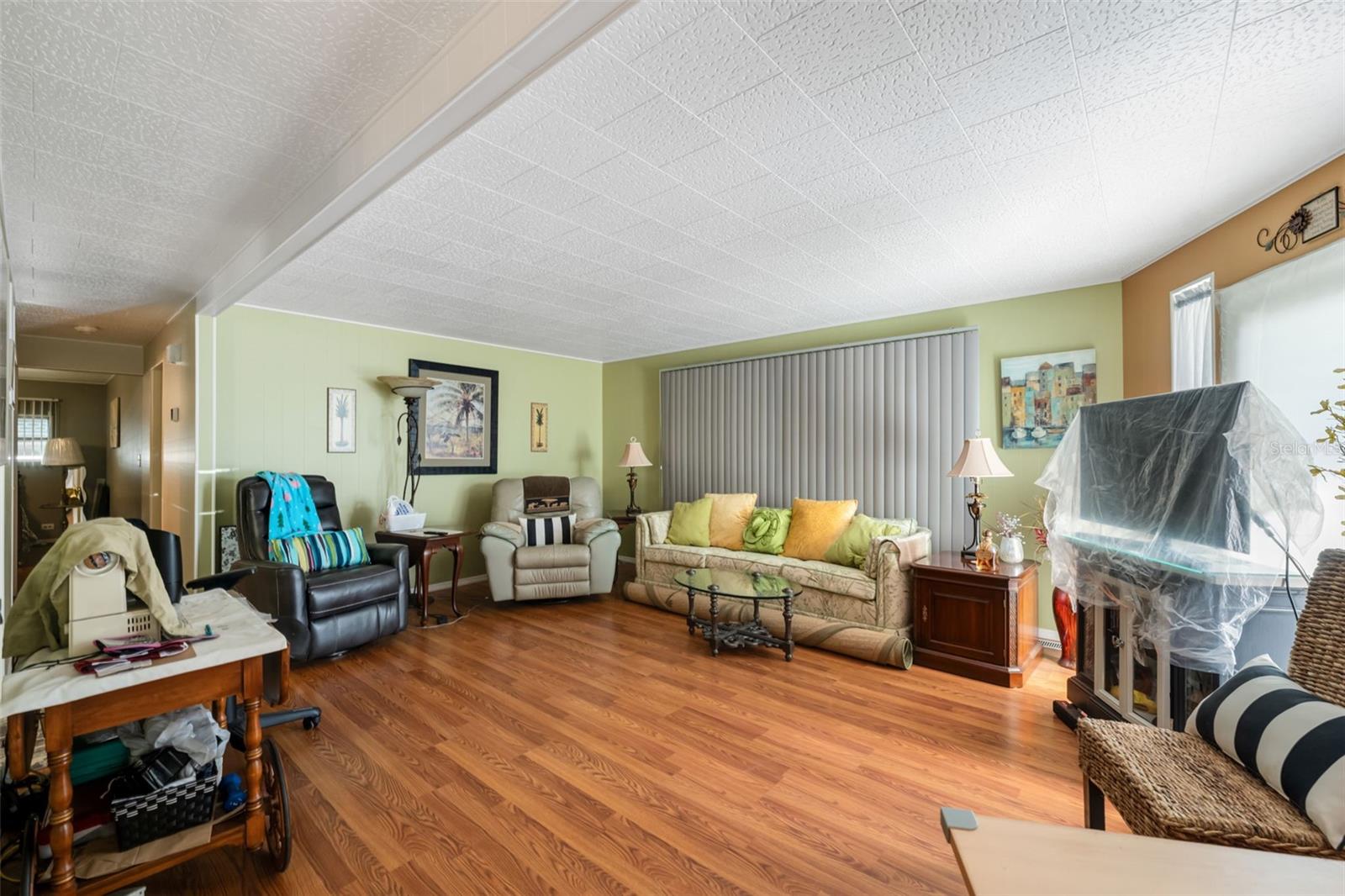 Listing photo id 6 for 3301 Alt 19  700