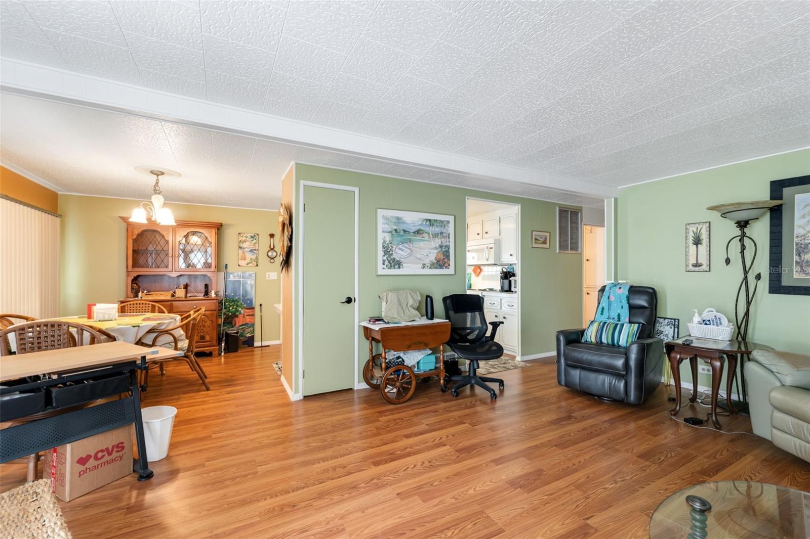 Listing photo id 7 for 3301 Alt 19  700