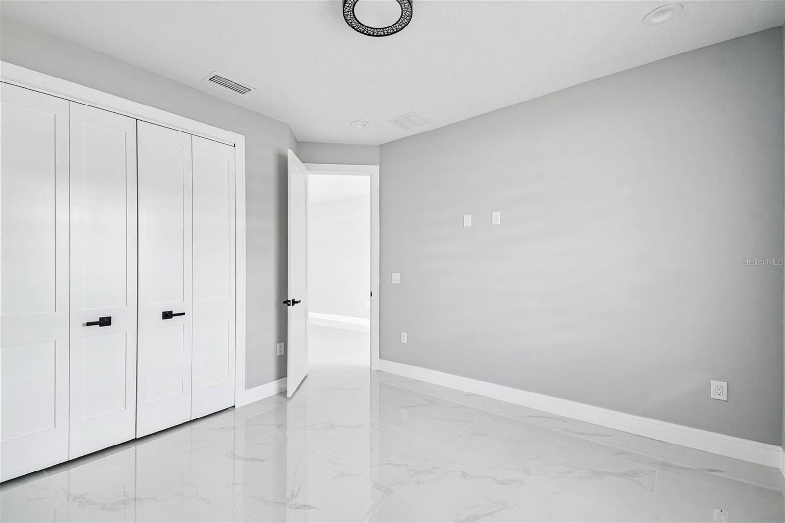 Image 12 of 90 For 14726 Elmont
