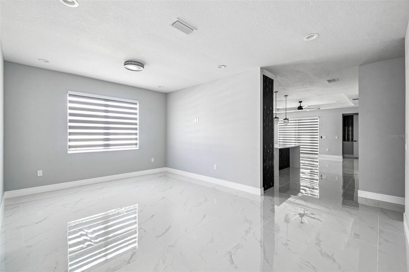 Image 13 of 90 For 14726 Elmont