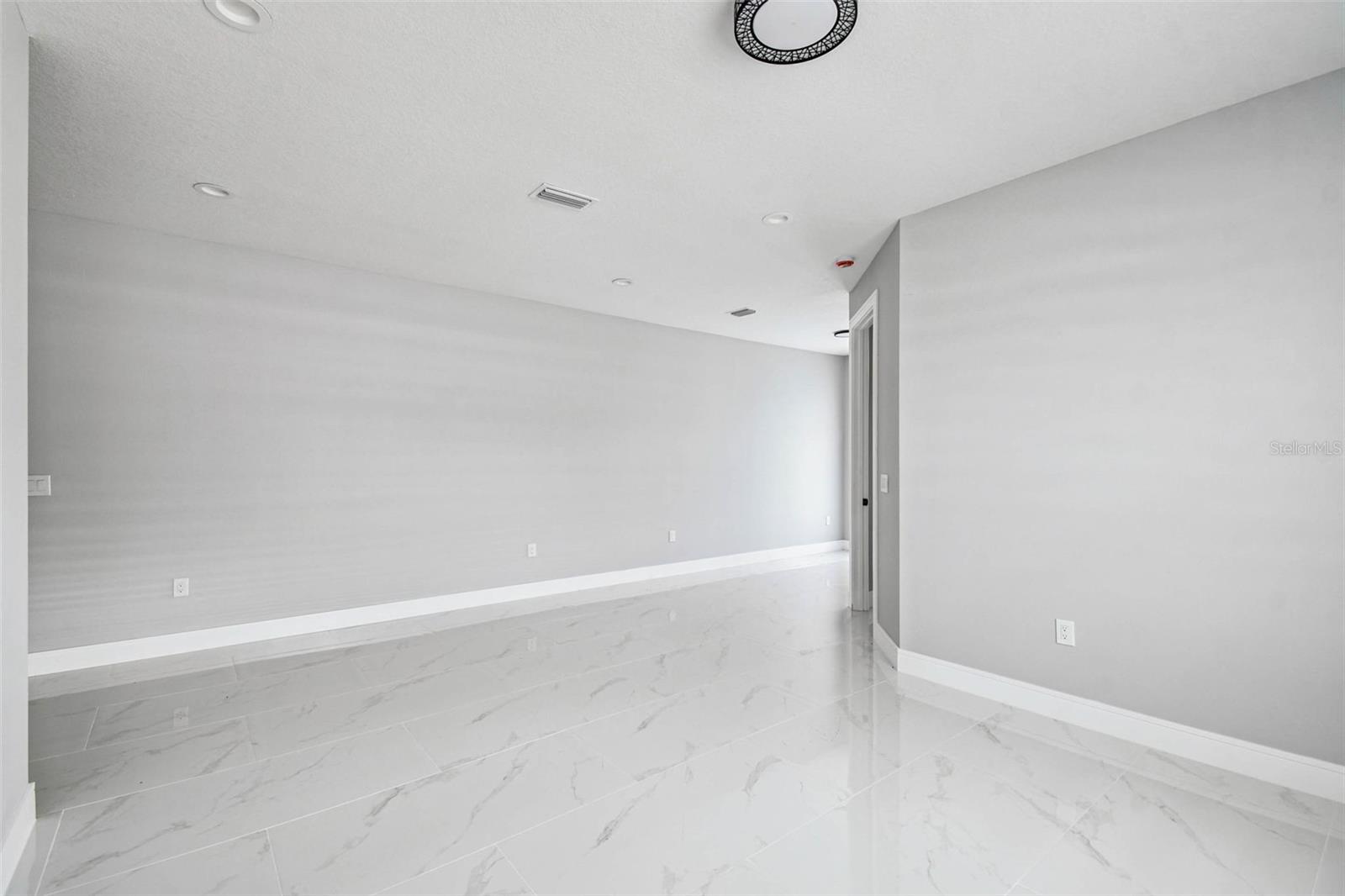 Image 15 of 90 For 14726 Elmont