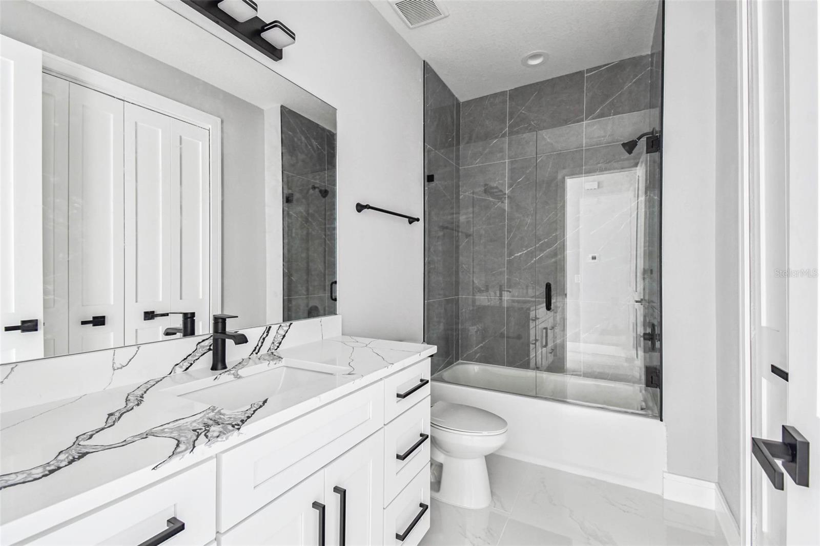 Image 19 of 90 For 14726 Elmont