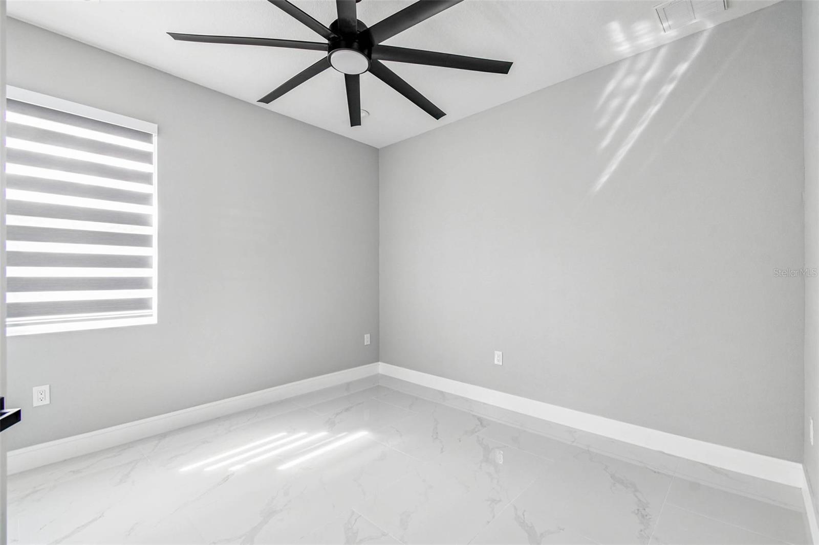 Image 22 of 90 For 14726 Elmont