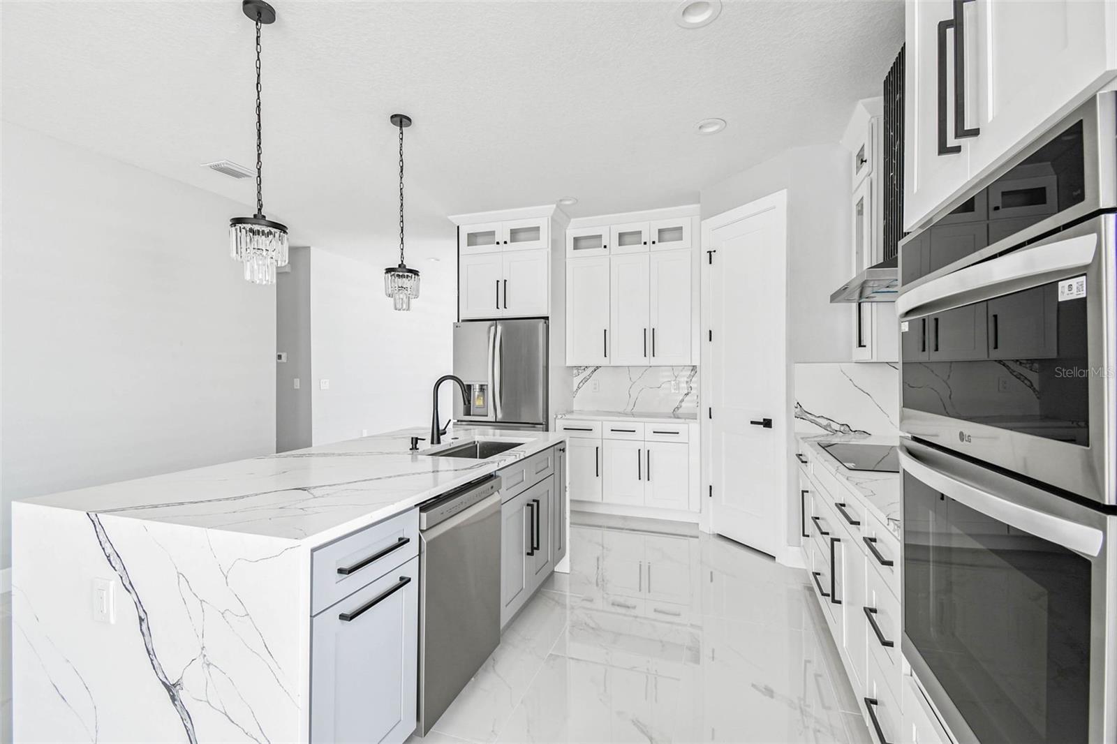 Image 30 of 90 For 14726 Elmont