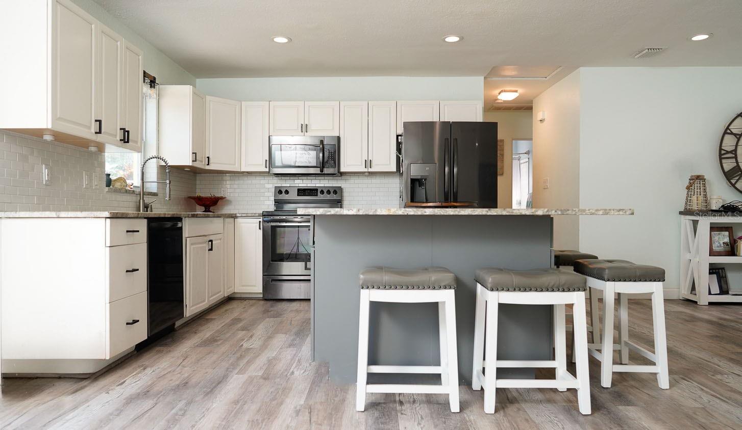 Listing photo id 11 for 153 Monroe Circle N