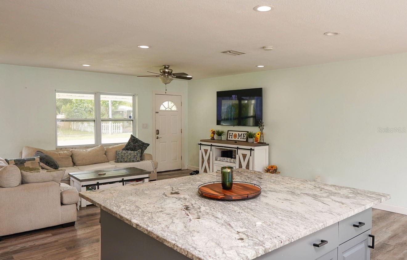 Listing photo id 16 for 153 Monroe Circle N