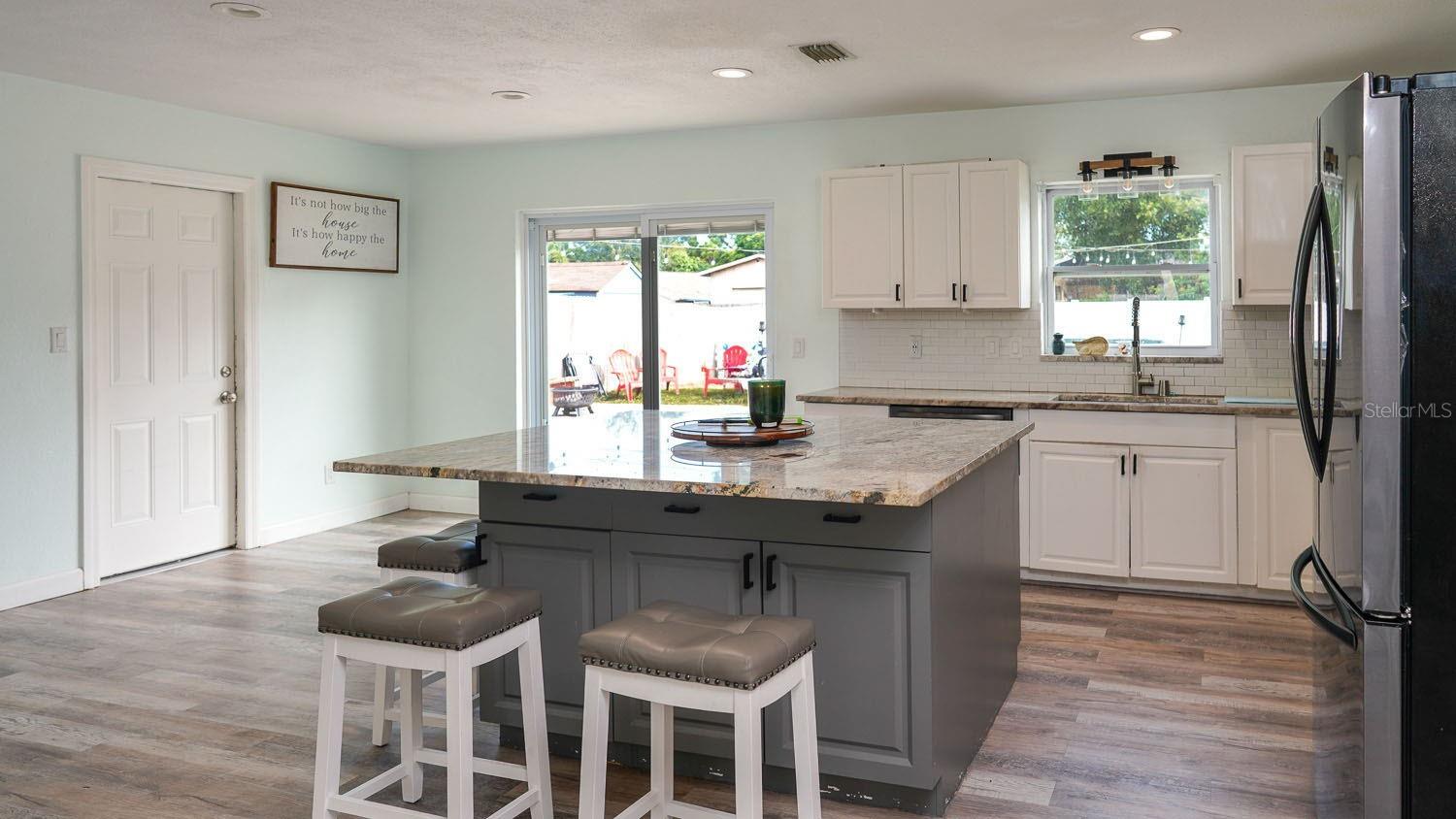 Listing photo id 17 for 153 Monroe Circle N