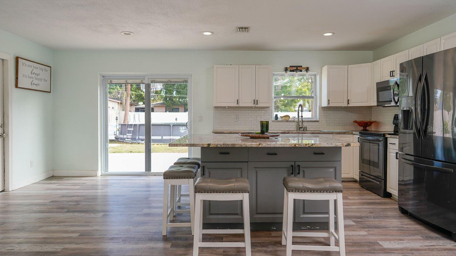 Listing photo id 18 for 153 Monroe Circle N