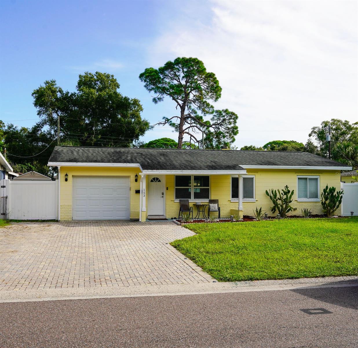 Listing photo id 3 for 153 Monroe Circle N