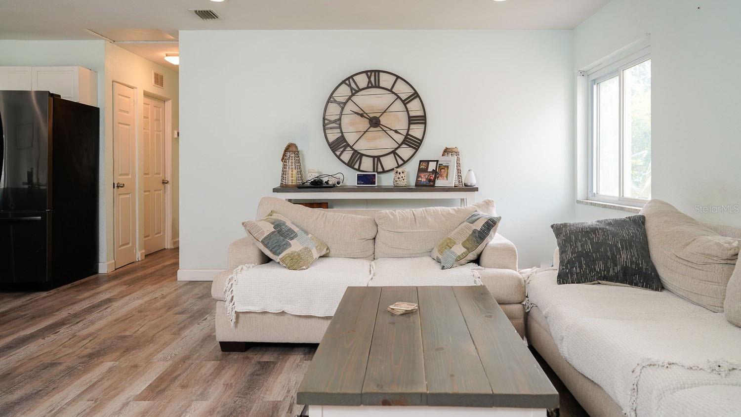 Listing photo id 4 for 153 Monroe Circle N