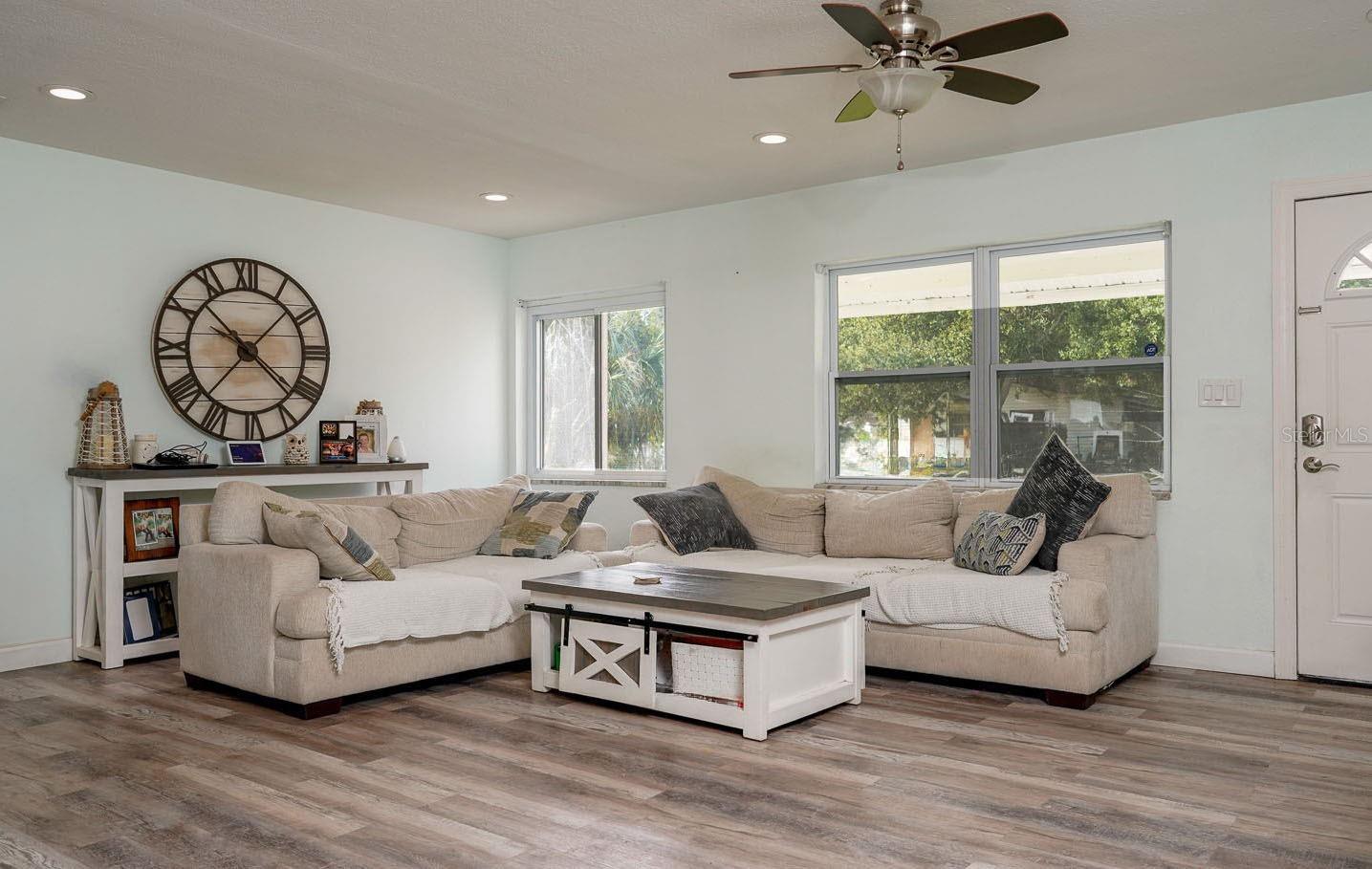 Listing photo id 5 for 153 Monroe Circle N