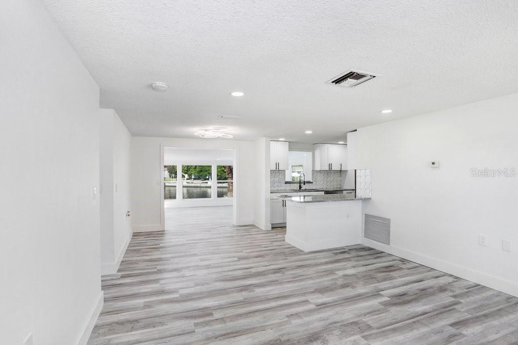 Listing photo id 26 for 1305 Basswood Drive