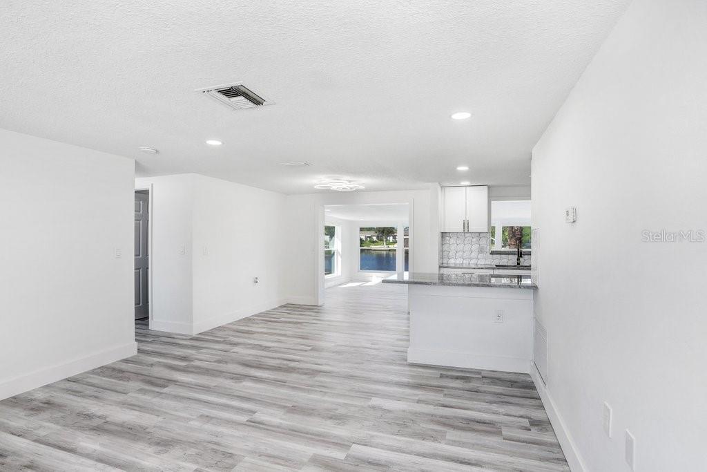Listing photo id 27 for 1305 Basswood Drive
