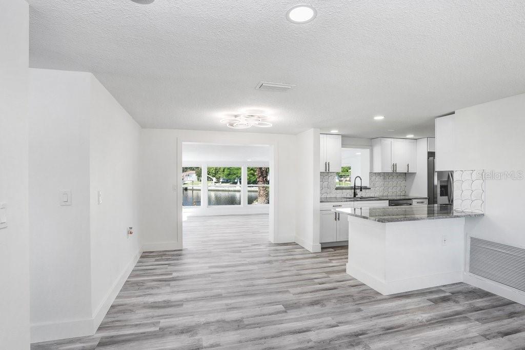 Listing photo id 29 for 1305 Basswood Drive