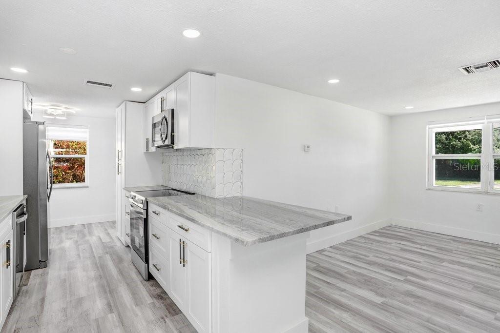 Listing photo id 32 for 1305 Basswood Drive