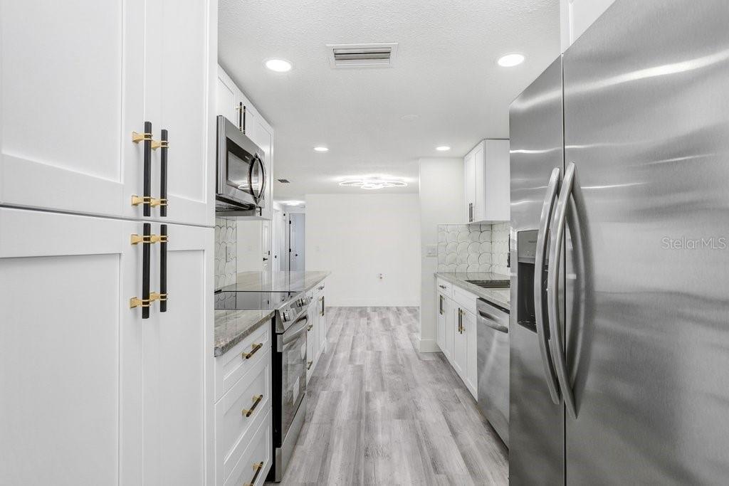 Listing photo id 33 for 1305 Basswood Drive