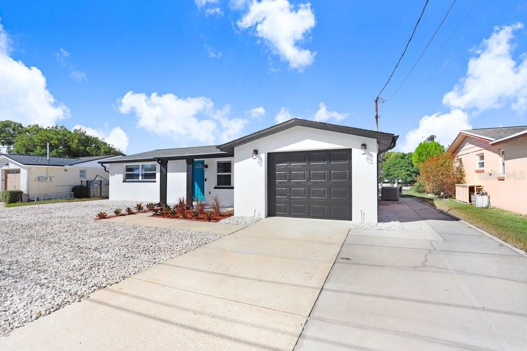 Listing photo id 2 for 1305 Basswood Drive