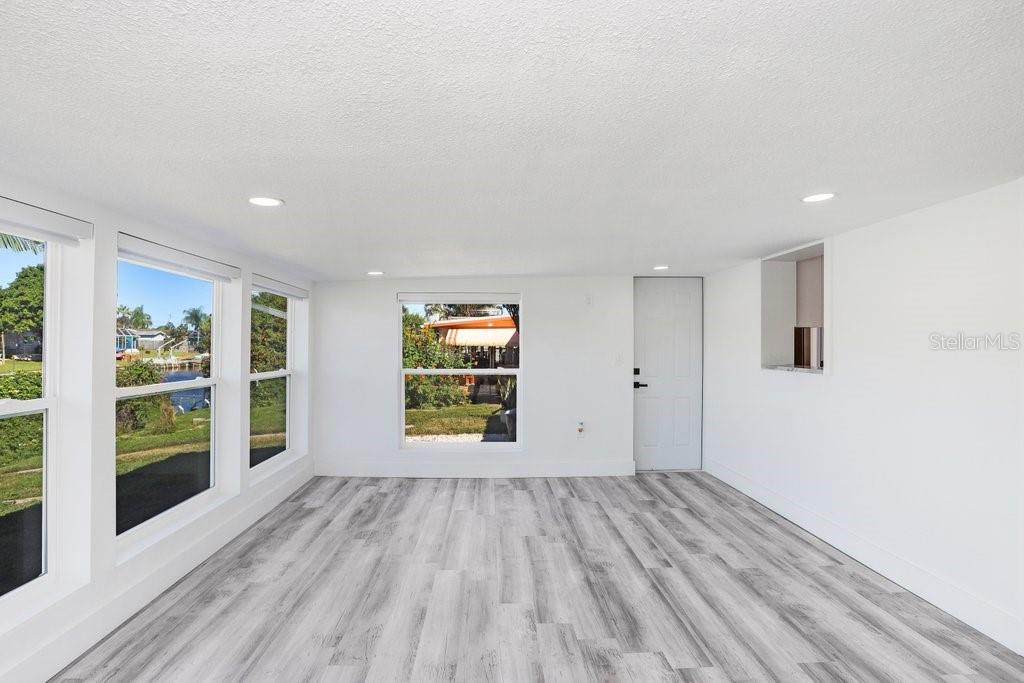 Listing photo id 38 for 1305 Basswood Drive
