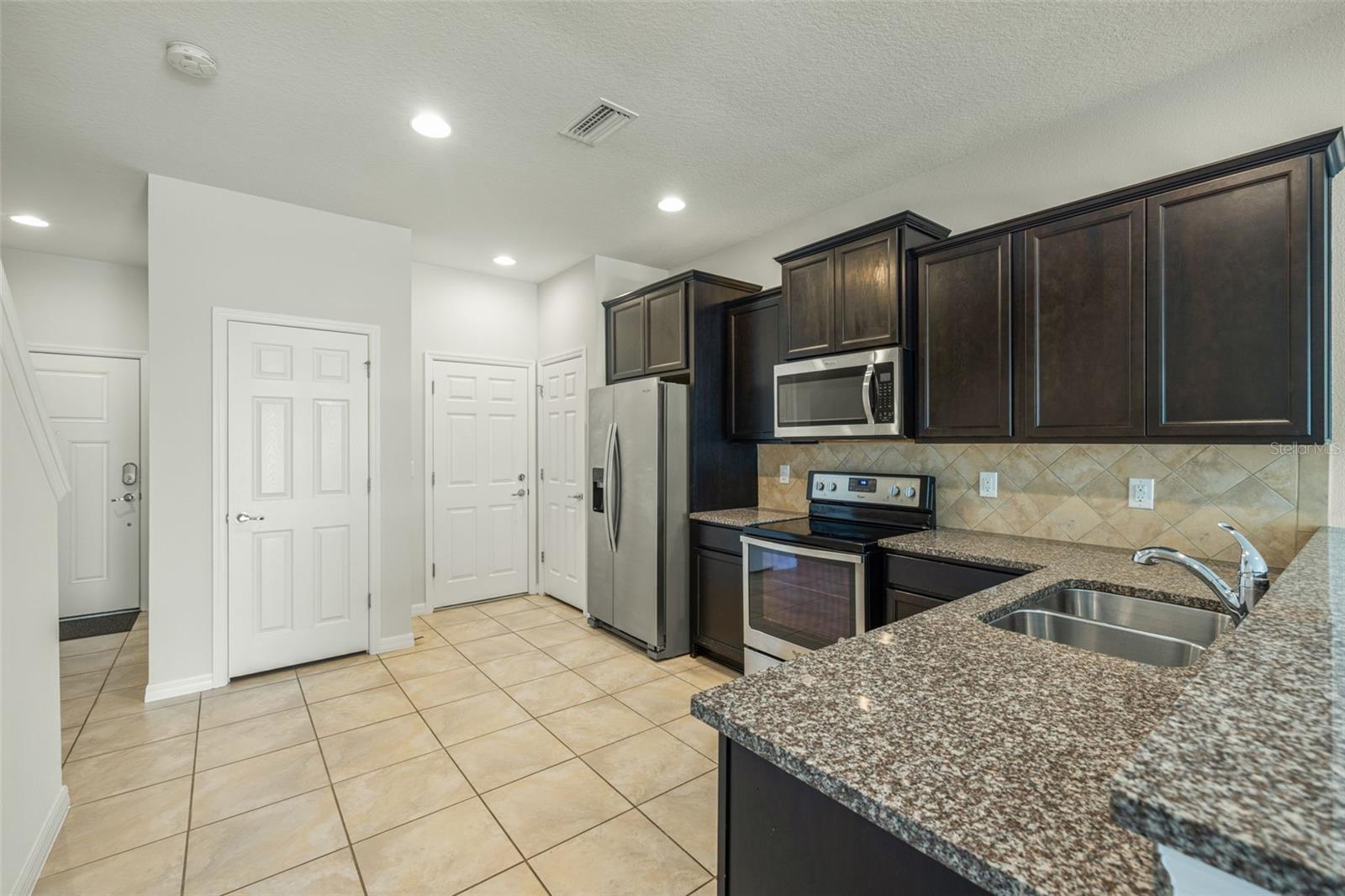 Listing photo id 8 for 9210 Hillcroft Drive
