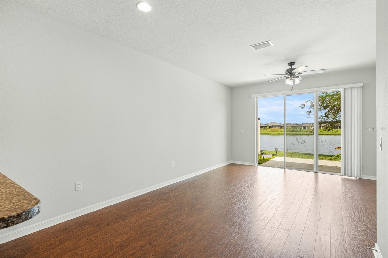 Listing photo id 9 for 9210 Hillcroft Drive