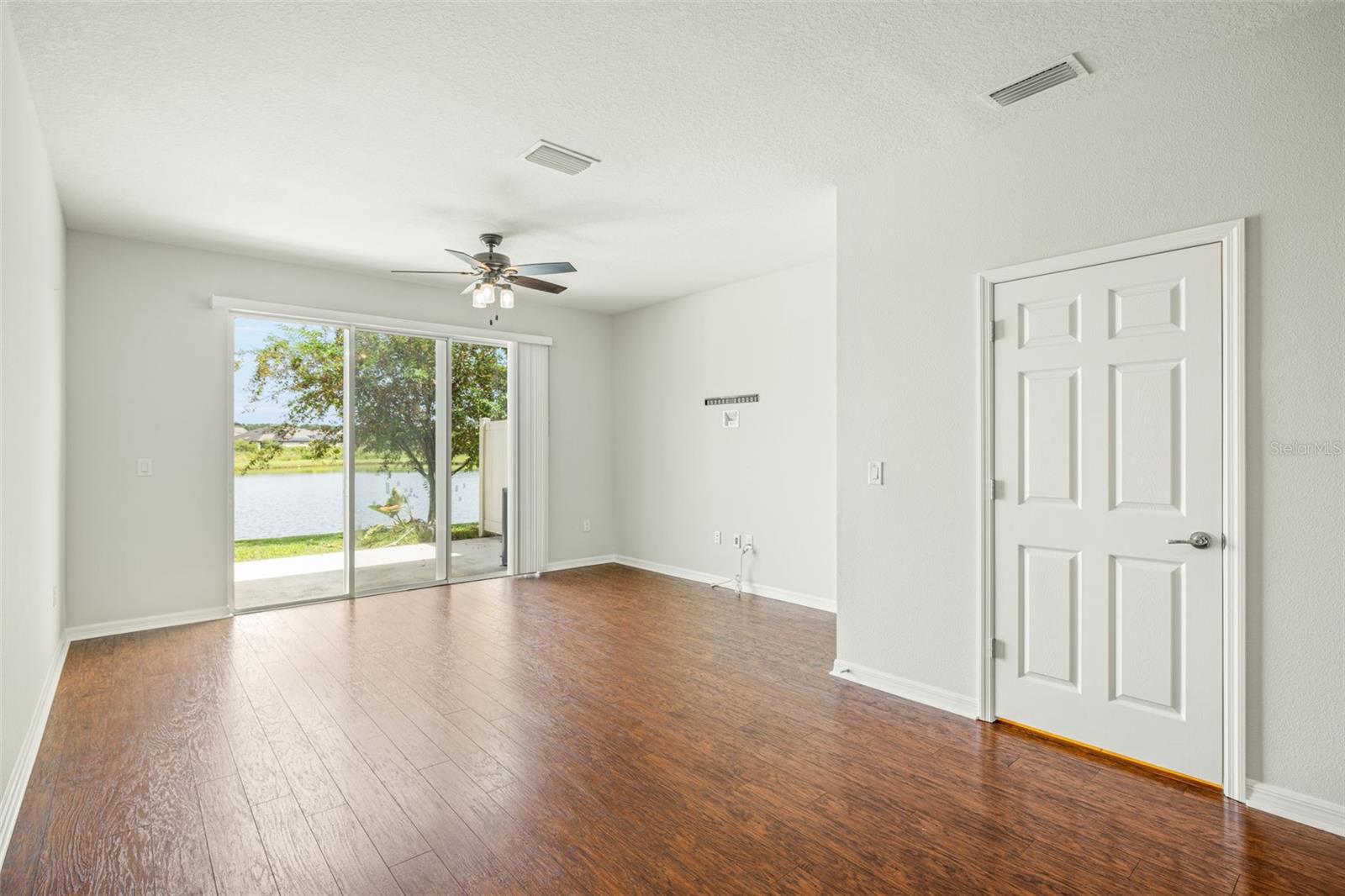 Listing photo id 10 for 9210 Hillcroft Drive