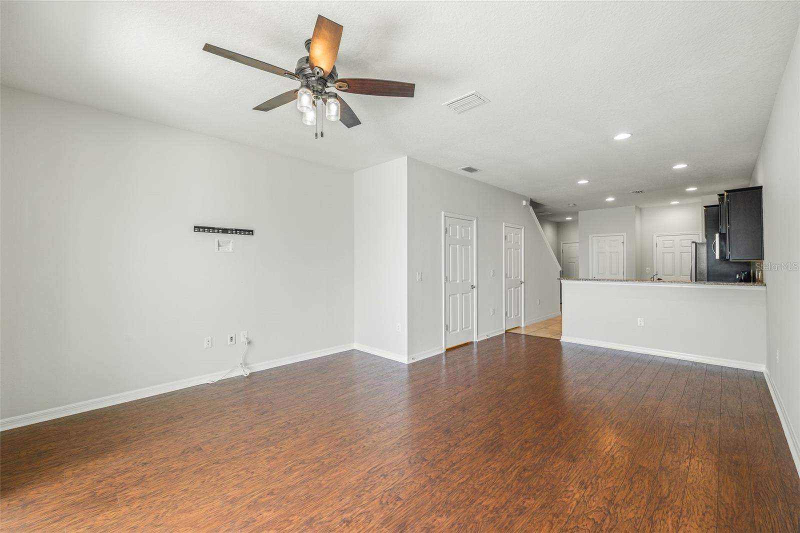 Listing photo id 11 for 9210 Hillcroft Drive