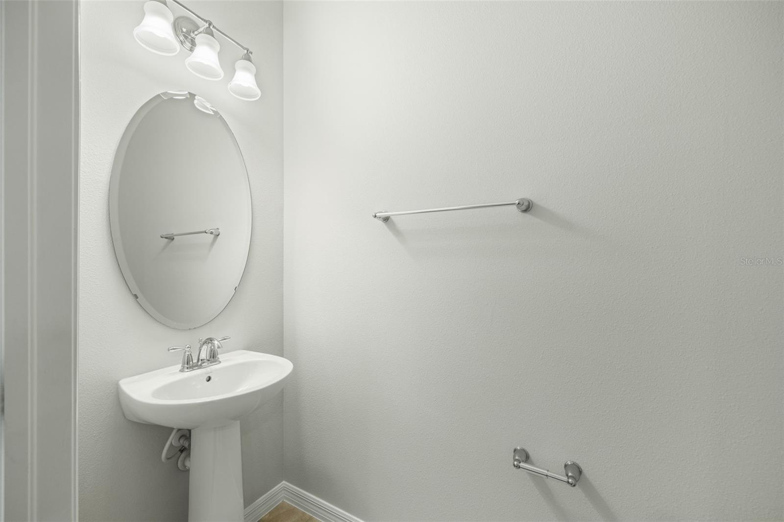 Listing photo id 13 for 9210 Hillcroft Drive