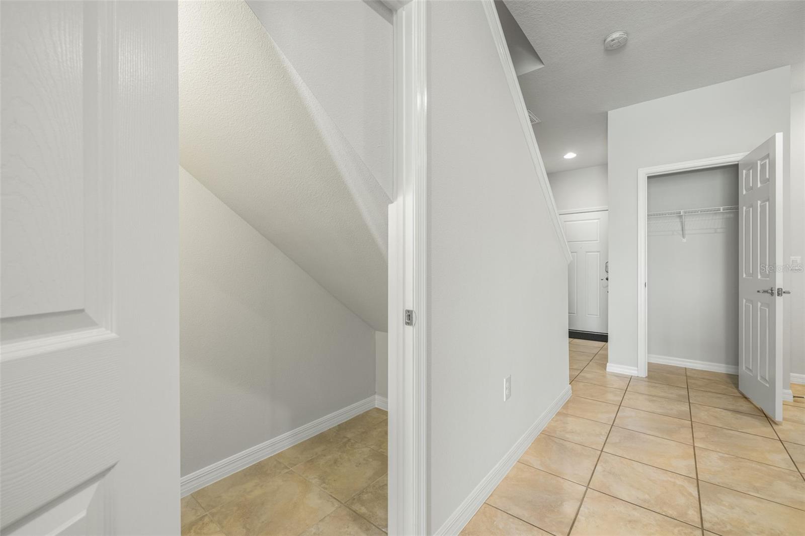 Listing photo id 14 for 9210 Hillcroft Drive