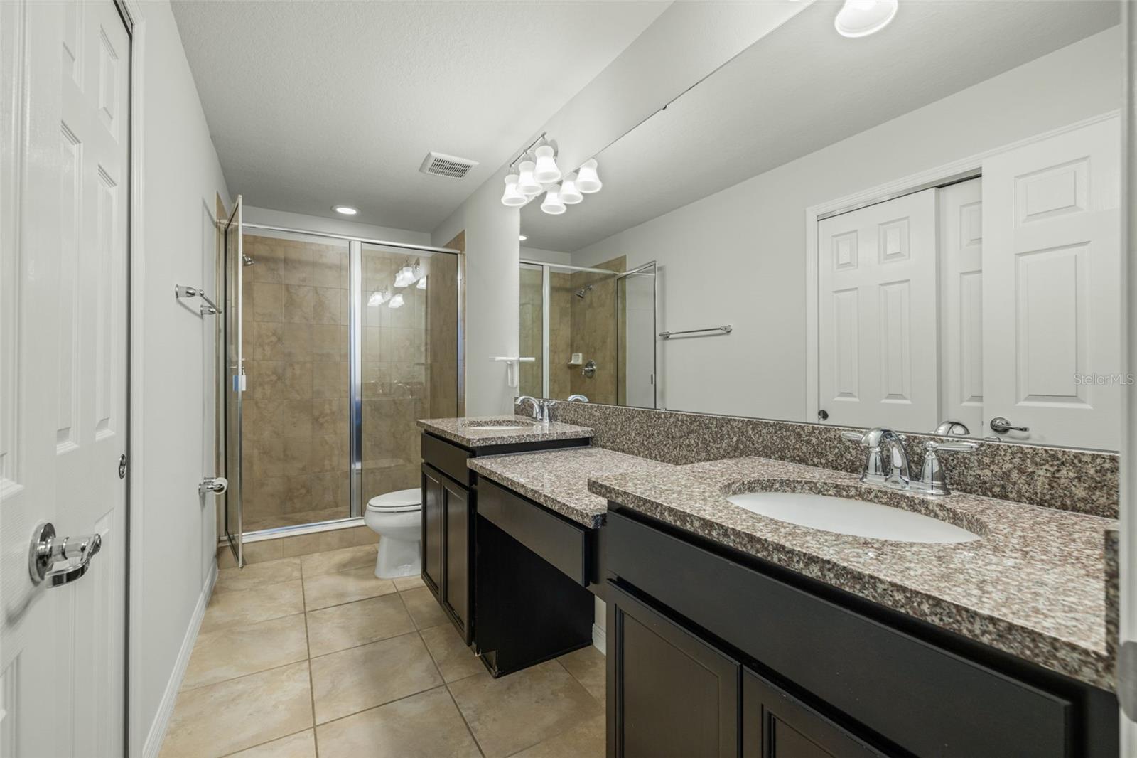 Listing photo id 17 for 9210 Hillcroft Drive