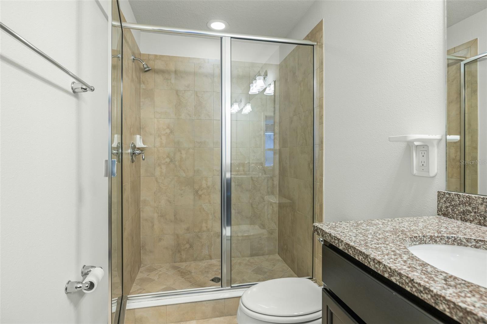 Listing photo id 18 for 9210 Hillcroft Drive