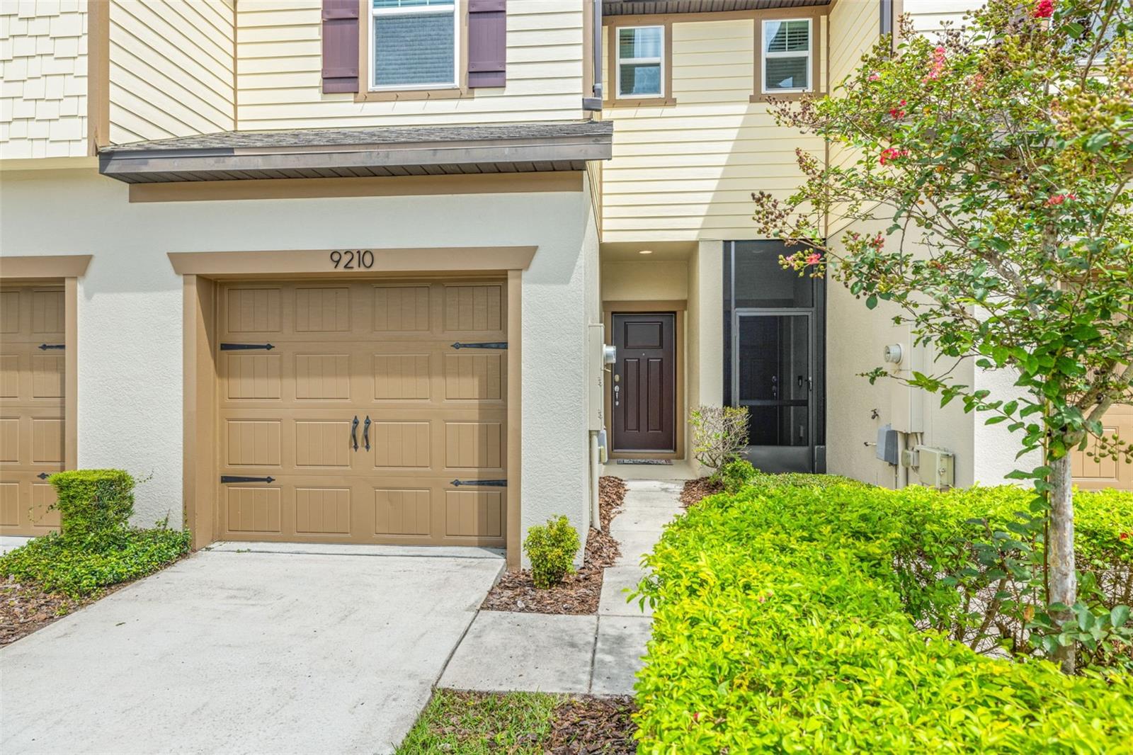 Listing photo id 1 for 9210 Hillcroft Drive