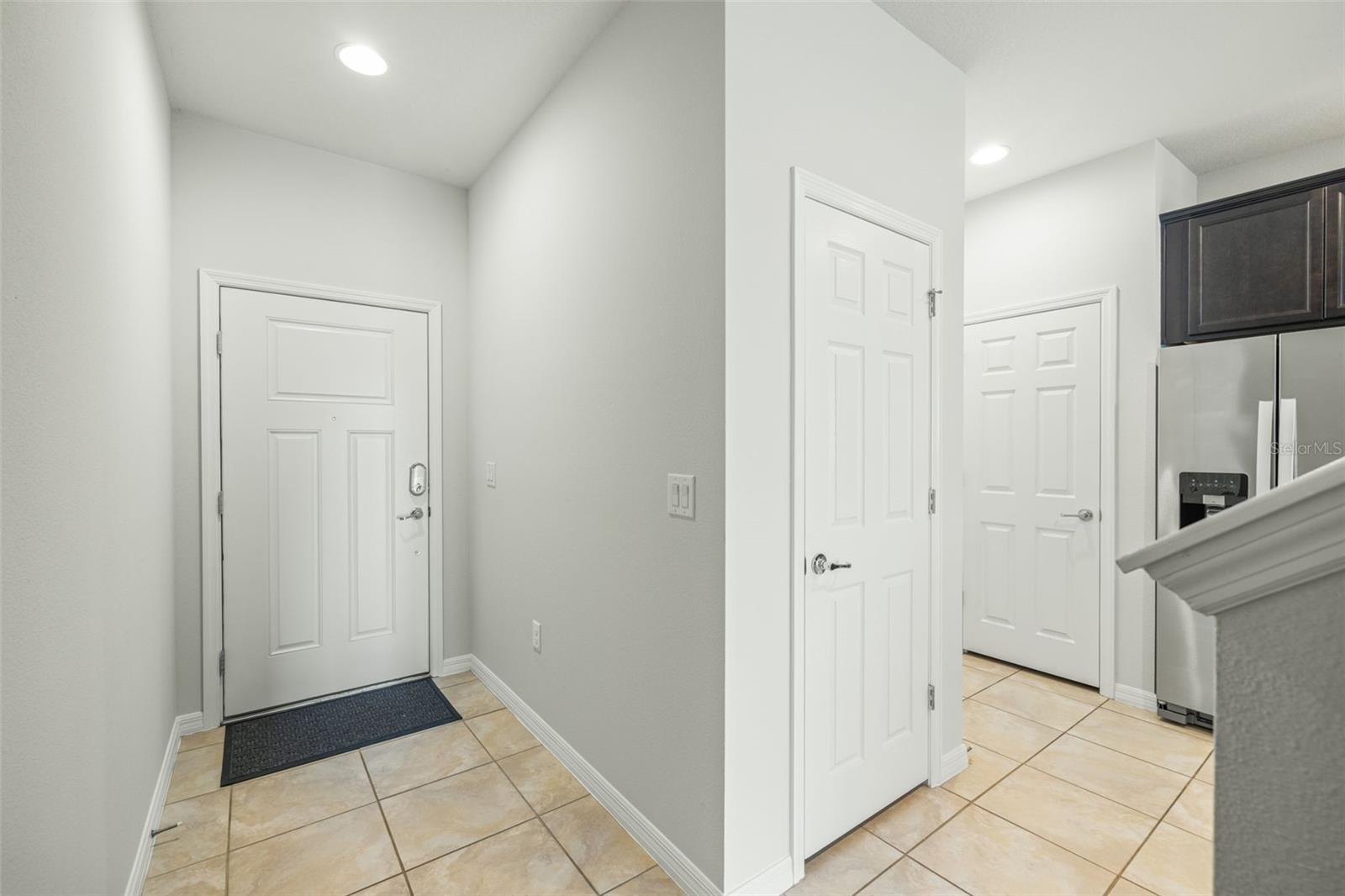 Listing photo id 3 for 9210 Hillcroft Drive