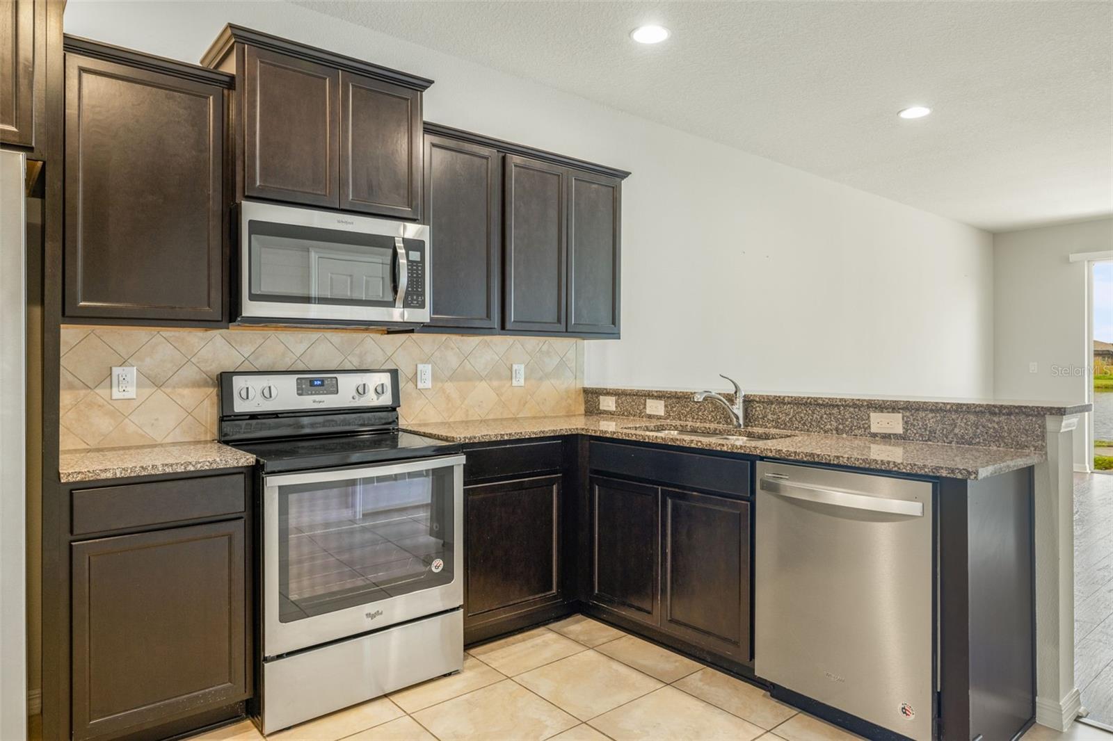 Listing photo id 5 for 9210 Hillcroft Drive