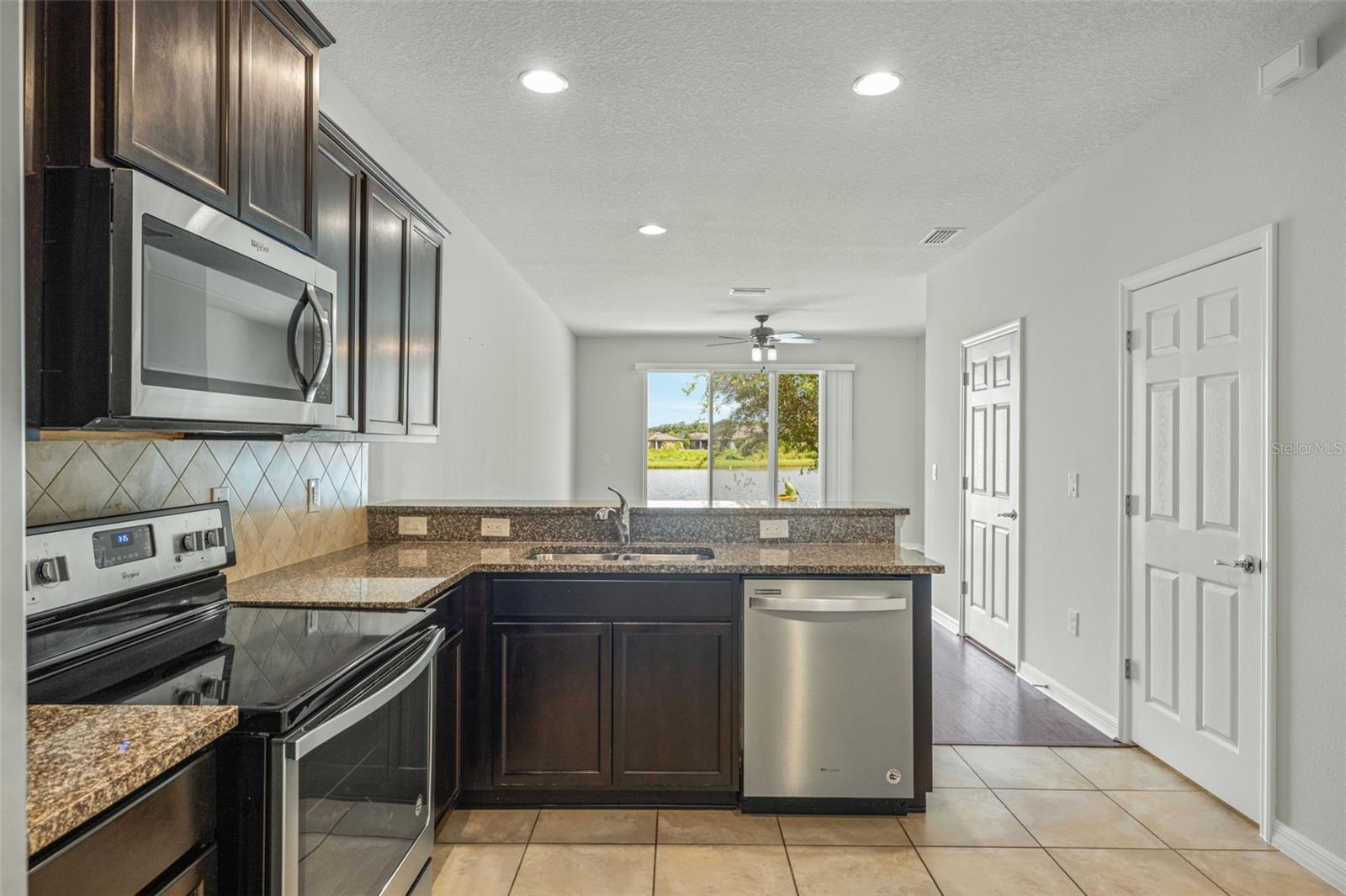 Listing photo id 6 for 9210 Hillcroft Drive
