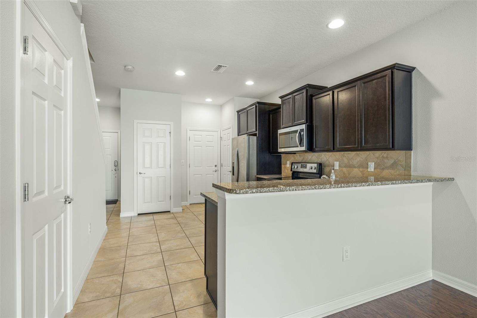 Listing photo id 7 for 9210 Hillcroft Drive