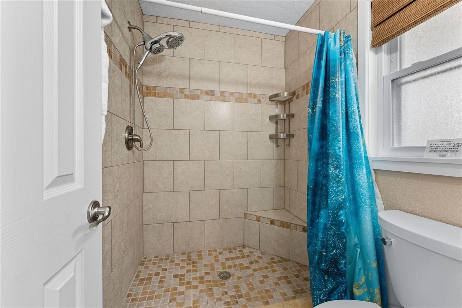 Image 19 of 47 For 208 Bates Avenue